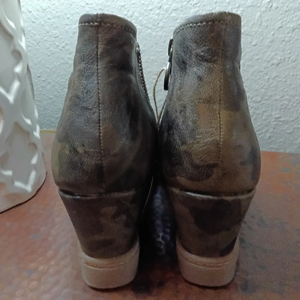 Sofft Sz. 9 New Siri Waterproof Leather Wedge Ankle Boot in Olive/Camouflage